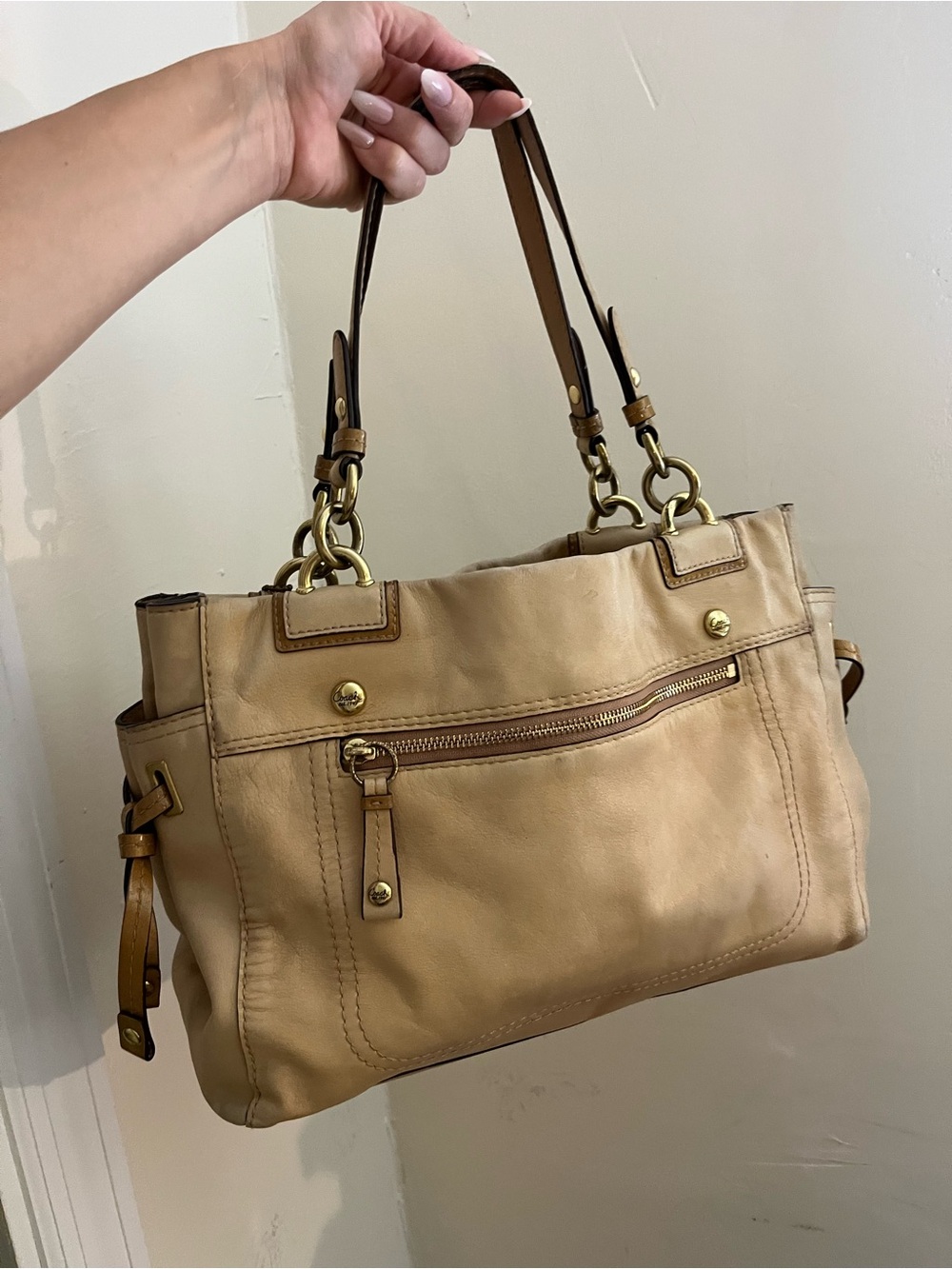 Coach Peyton Leather Tote Handbag in Tan with Gold Hardware - Picture 12 of 15